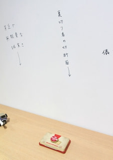 牛島光太郎の作品『組み合わせの方法』。日用品を組み合わせたモノと壁に油性ペンで言葉(文字)を書いた作品。