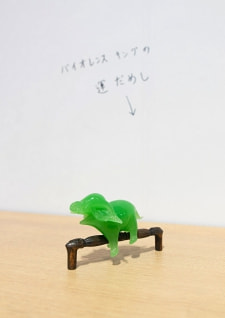 牛島光太郎の作品『組み合わせの方法』。日用品を組み合わせたモノと壁に油性ペンで言葉(文字)を書いた作品。