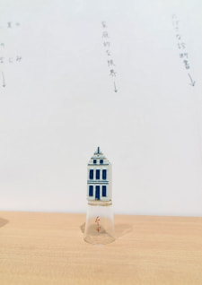 牛島光太郎の作品『組み合わせの方法』。日用品を組み合わせたモノと壁に油性ペンで言葉(文字)を書いた作品。