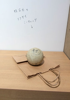 牛島光太郎の作品『組み合わせの方法』。日用品を組み合わせたモノと壁に油性ペンで言葉(文字)を書いた作品。