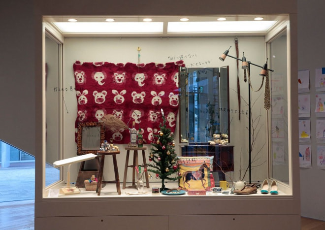 牛島光太郎の作品『組み合せの方法』。日用品を組み合わせたモノと壁に油性ペンで言葉(文字)を書いた作品。