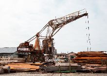 牛島光太郎の作品『組み合せの方法』。日用品を組み合わせたモノと壁に油性ペンで言葉(文字)を書いた作品。