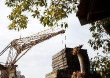 牛島光太郎の作品『組み合せの方法』。日用品を組み合わせたモノと壁に油性ペンで言葉(文字)を書いた作品。