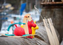 牛島光太郎の作品『組み合せの方法』。日用品を組み合わせたモノと壁に油性ペンで言葉(文字)を書いた作品。