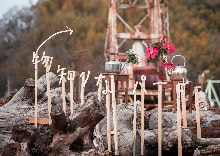 牛島光太郎の作品『組み合せの方法』。日用品を組み合わせたモノと壁に油性ペンで言葉(文字)を書いた作品。