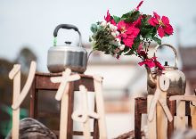 牛島光太郎の作品『組み合せの方法』。日用品を組み合わせたモノと壁に油性ペンで言葉(文字)を書いた作品。