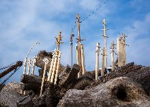 牛島光太郎の作品『組み合せの方法』。日用品を組み合わせたモノと壁に油性ペンで言葉(文字)を書いた作品。