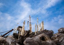 牛島光太郎の作品『組み合せの方法』。日用品を組み合わせたモノと壁に油性ペンで言葉(文字)を書いた作品。