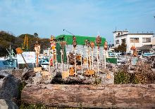 牛島光太郎の作品『組み合せの方法』。日用品を組み合わせたモノと壁に油性ペンで言葉(文字)を書いた作品。