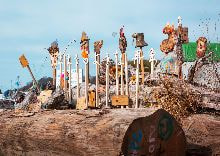 牛島光太郎の作品『組み合せの方法』。日用品を組み合わせたモノと壁に油性ペンで言葉(文字)を書いた作品。