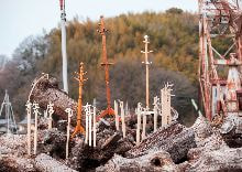 牛島光太郎の作品『組み合せの方法』。日用品を組み合わせたモノと壁に油性ペンで言葉(文字)を書いた作品。