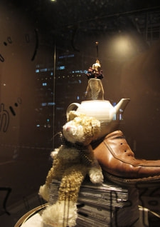 牛島光太郎の作品『組み合わせの方法』。日用品を組み合わせたモノと壁に油性ペンで言葉(文字)を書いた作品。