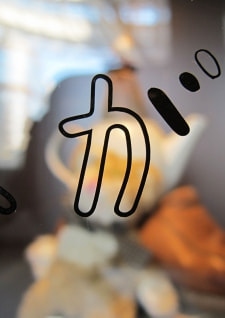 牛島光太郎の作品『組み合わせの方法』。日用品を組み合わせたモノと壁に油性ペンで言葉(文字)を書いた作品。