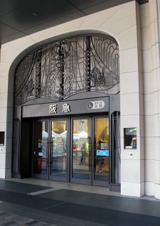 牛島光太郎の作品『組み合わせの方法』。日用品を組み合わせたモノと壁に油性ペンで言葉(文字)を書いた作品。