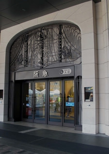 牛島光太郎の作品『組み合わせの方法』。日用品を組み合わせたモノと壁に油性ペンで言葉(文字)を書いた作品。